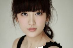 王鸥快乐大本营拄拐上阵 女神卖萌搞怪回应恋情 