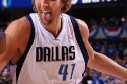 诺维斯基年轻帅照出炉 近日现身橄榄球运动场 