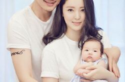 董璇高云翔全家福曝光 一家三口帅美有爱