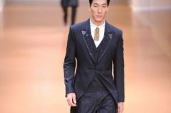 中国首席男模张亮走秀时装周 超模奶爸魅力不凡吸睛观众 