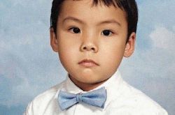 陈伟霆的照片儿时可爱呆萌 抱娃画面竟如此和谐 