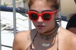 盘点麦当娜女儿是谁？ 罗德丝趁母亲不在偷抽烟 