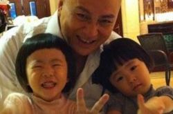 汤镇业双胞胎女儿曝光 目前在青岛生活 