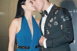 钟丽缇张伦硕接吻照有吗？ 与小12岁男友张伦硕深情对视 