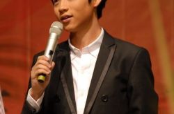 魏晨和女友秀恩爱恋情曝光 两人相恋九年修成正果 