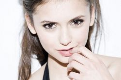 妮娜杜波夫素颜显憔悴 与男友分手后不再续演吸血鬼 