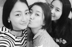 刘诗诗深夜晒素颜自拍 与好姐妹吃火锅个个美炸天 