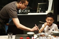 王中磊微博晒别墅照 携子参加综艺家中布景一览无余 