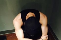 王嘉尔微博蹲墙角反省 粉丝吃醋扔辣椒 