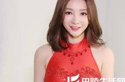 柳岩深夜主持的节目有哪些 直播中大胆整理服装 