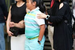 周立波女儿全家福首度曝光 妻子讲述其第一桶金历程 