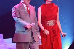 央视台柱子倪萍和赵忠祥差几岁 搭档情着实让现场观众感动 