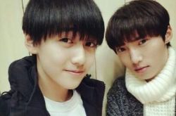 王俊凯母子旅游合影集合 儿子帅妈妈美绝对是亲生的 