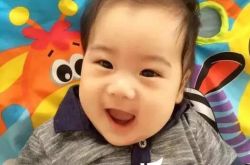 林志颖儿子小时候照片曝光 kimi变身护弟狂魔 