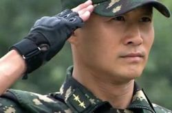 明星军装照显帅气 向抗战老兵致敬 