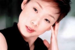 林依莲演唱会泪奔 送女儿《铿锵玫瑰》 