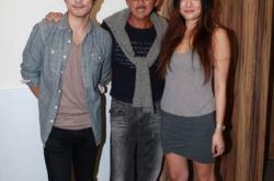 68岁生日林子祥女儿送香吻 叶倩文晒四世同堂照 