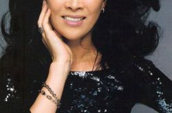 那英素颜图片皮肤白皙但黑眼圈重 一家四口齐逛街 