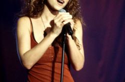 著名歌手玛丽亚宣布订婚 男友身价47亿美元 