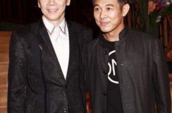 李连杰向华强共同出席发布会 两人互赞对方关系好 