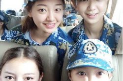 关晓彤迷彩服照曝光 同学一个比一个养眼