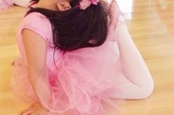 李湘晒女儿学舞蹈照姿势专业 开学收全英文奖状 