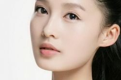 李沁写真集甜美清纯 自称成为当红偶像全靠幸运 