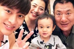 贾乃亮和小甜馨合影 笑称惨被妻女画成猴 