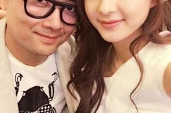 赵丽颖经纪人黄斌英俊帅气 小骨与其脸贴脸合影“秀恩爱” 