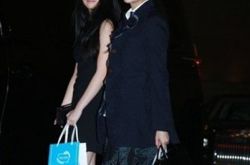 邱淑贞长女沈月图片放送 美艳不输妈妈 