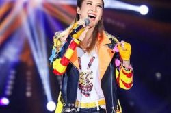 李玟coco比基尼照秀性感身姿 坐镇《超女》决赛助力选手 