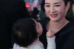 黄奕女儿竖中指黄毅清忙解释 黄奕丑闻史被曝光 