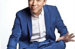 黄渤签名王宝强傻傻看不懂 看青岛贵妇如何用幽默化解尴尬 