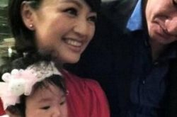 罗海琼两个女儿玩耍 互相依偎可爱十足 