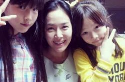 金赛纶金雅纶两姐妹秀亲密 网友称其妹妹美貌也不俗 