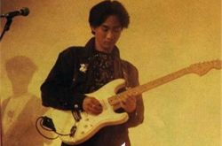 黄家驹拿吉他图片帅气十足 细说其用过的四把吉他 