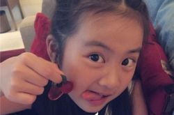 黄磊二胎女儿的名字叫什么？ 一家四口温馨甜蜜 