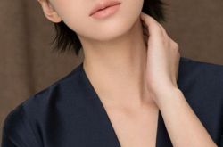 穆婷婷小时候的照片可爱灵动 九妹性感身材大露事业线 