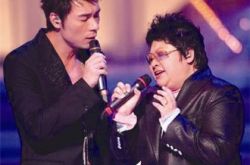 韩红许志安买醉当街相拥 激吻十秒钟事后擦嘴 