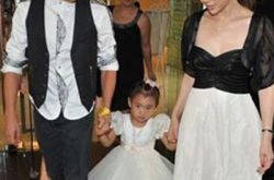 关悦佟大为带女儿照片 女儿去年才知道父母是演员 