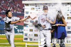 韩国体育女主播郑仁英介绍 采访中间惨遭球员泼水 