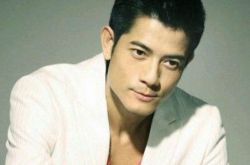 郭富城车上牵手照引热议 女方是小其23岁的嫩模 