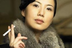 关秀媚图片性感不减 性感女神近日承认男友 