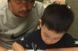 王宝强儿子和宋喆照片引网友热议 怀疑儿子不是宝宝的 