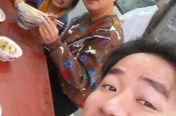 王祖蓝晒家庭聚餐照 与妈妈简直一模一样 