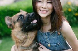 关悦个人写真照片吸人眼球 复出做公益受到好评 