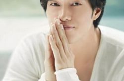 韩国明星苏志燮微博晒白衣帅照 宋仲基加盟《军舰岛》演军人 