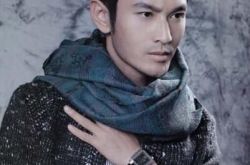 黄晓明爸爸年轻照流出 儿子手摸老爸肚子默契有爱 