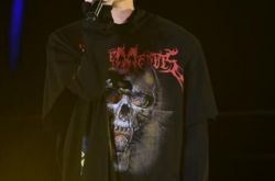 女神刘亦菲节目暴爱李宇春 cp同台演唱会让四万观众哭成狗 