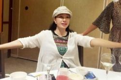 刘晓庆旅行晒美照穿花裙 “熟龄”女神携《武则天》羊城开演 